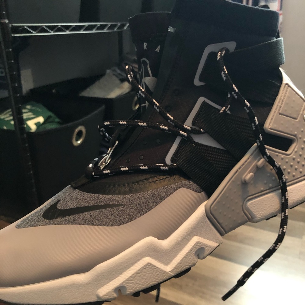 Men’s Nike Huarache Gripp shoes